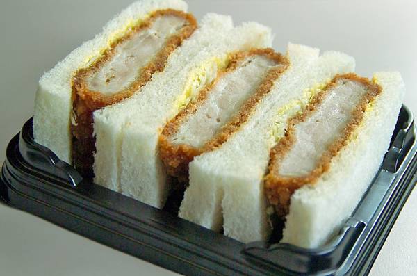 Món bánh mì kẹp Katsu-sando giòn rụm Nhật Bản