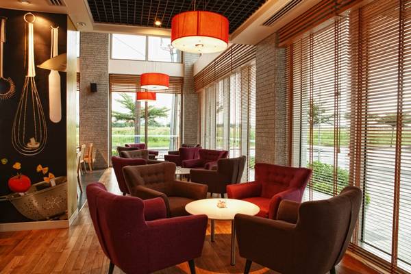 Nhà hàng OOPEN tại khách sạn Ibis Saigon South