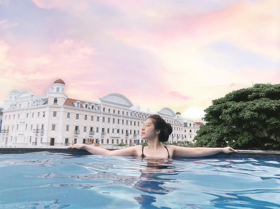 Hồ bơi tràn bờ khách sạn Novotel Hạ Long
