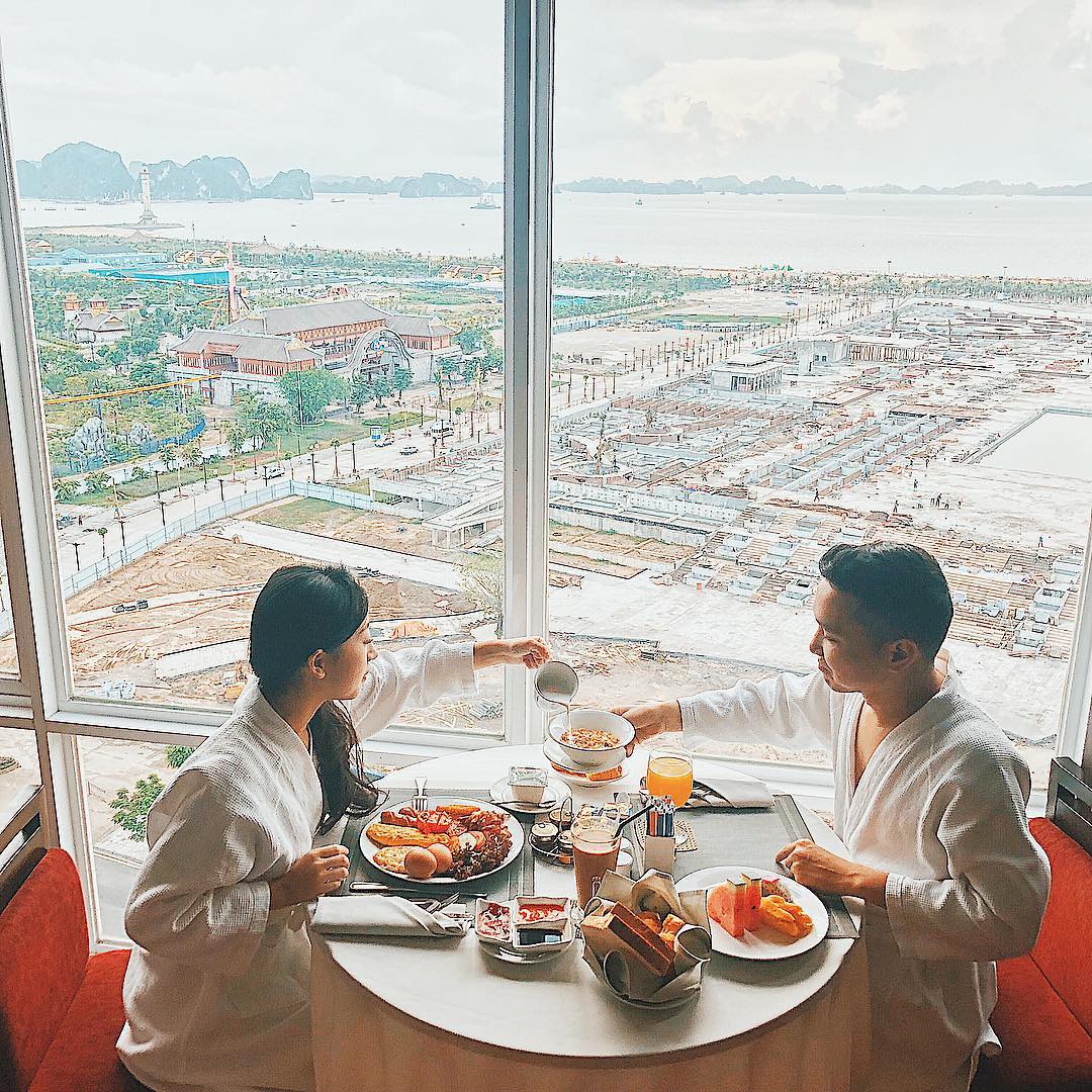 Không gian bể bơi khách sạn Novotel Hạ Long