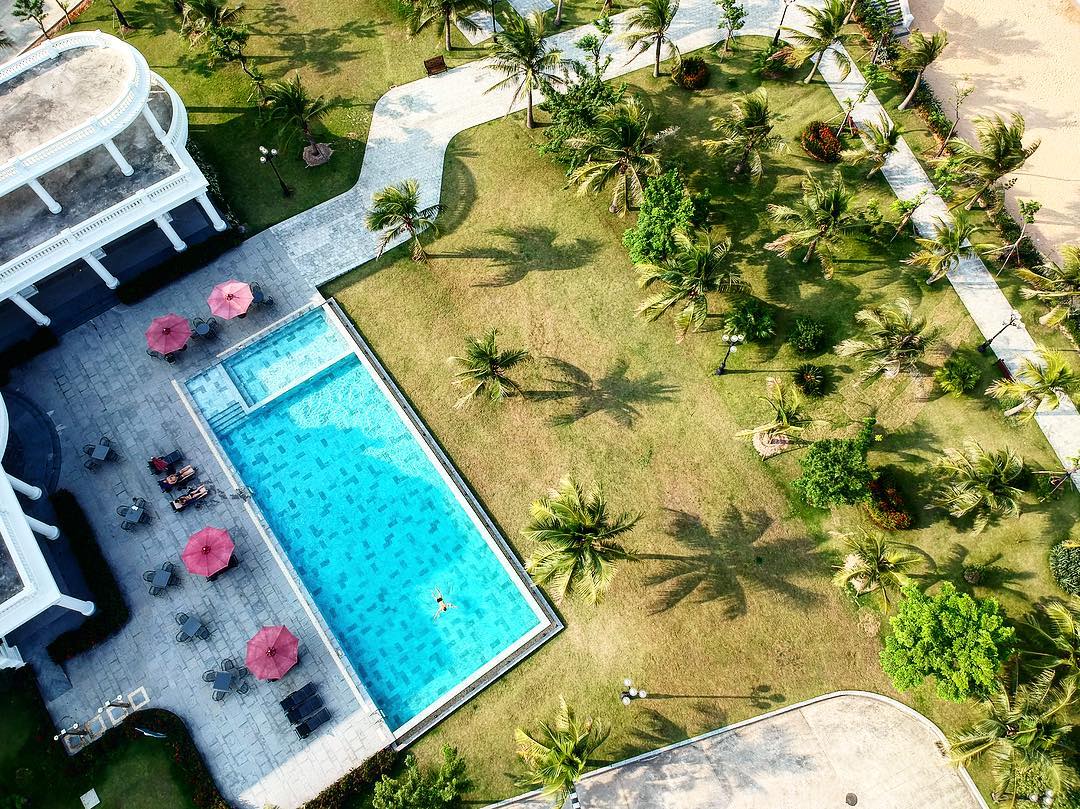 Hồ bơi tràn bờ tại Paradise Suites Hạ Long