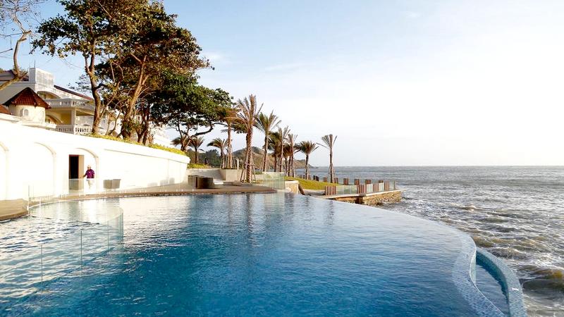 Hồ bơi tràn bờ view biển tại khách sạn Mercure Vũng Tàu