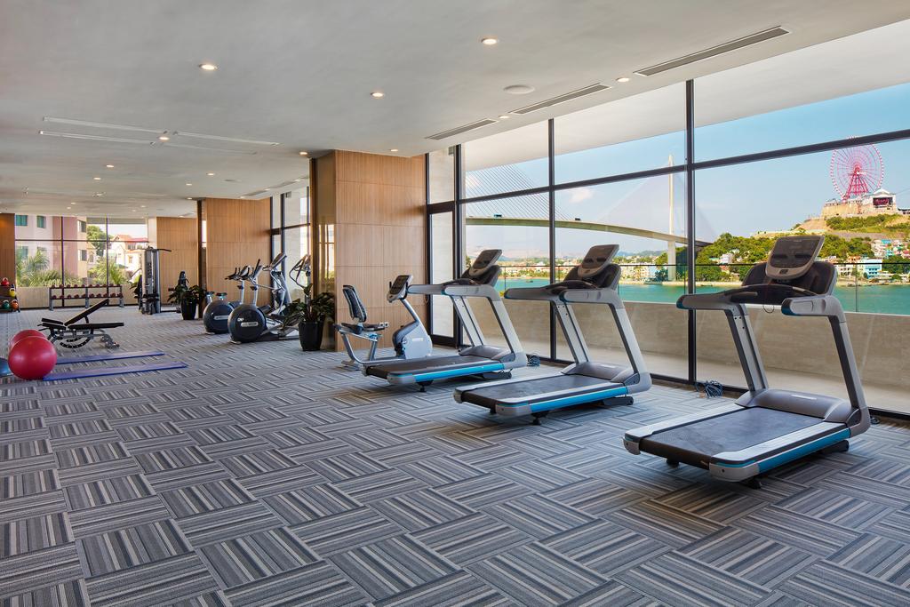 Hồ bơi tầng 4 khách sạn Wyndham Legend Hạ Long