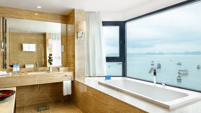 View ban công phòng khách sạn Wyndham Legend Hạ Long