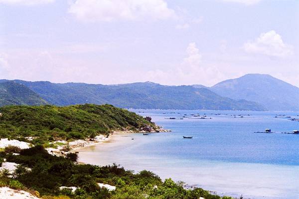 Khung cảnh nhìn từ bán đảo Đầm Môn