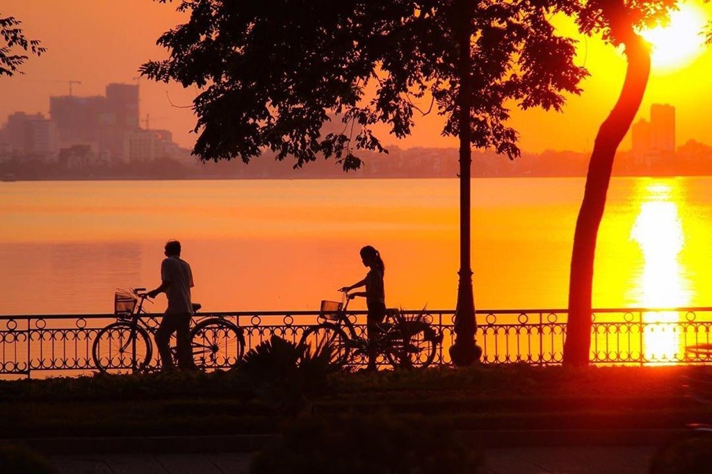 Hồ Tây - địa điểm ngắm hoàng hôn Hà Nội đẹp nhất với ánh hoàng hôn đỏ rực
