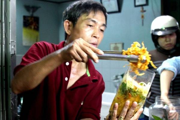 Bánh tráng trộn chú Viên - Ẩm thực đường phố Sài Gòn hấp dẫn