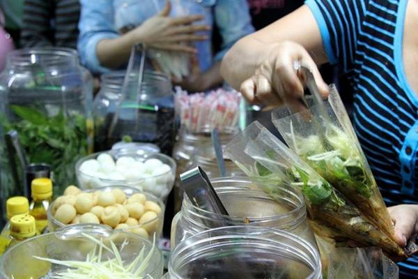 Nguyên liệu đa dạng của món bánh tráng trộn trứ danh Sài Gòn