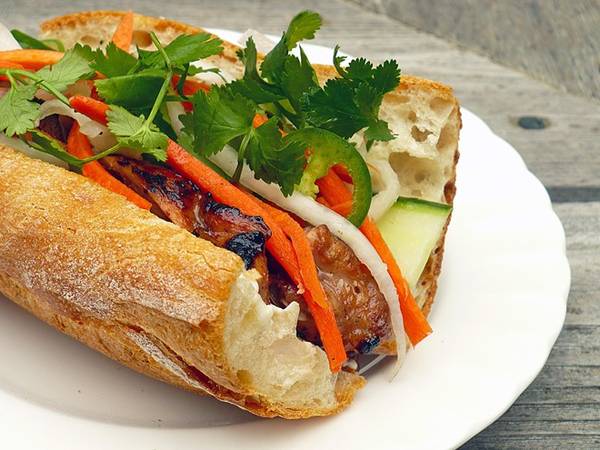 Bánh mì thịt nướng Nguyễn Trãi - Tinh hoa ẩm thực đường phố Sài Gòn