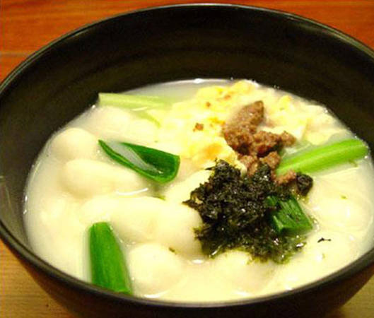 Tteokguk món ăn ngày Tết không thể thiếu của người Hàn