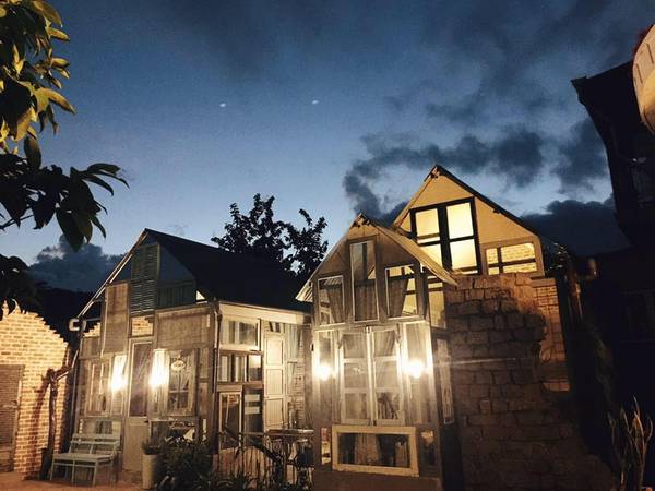 Căn biệt thự trắng tinh tế của Là Nhà Homestay