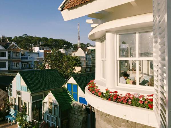 Trang trí màu sắc rực rỡ mang phong cách retro tại Là Nhà