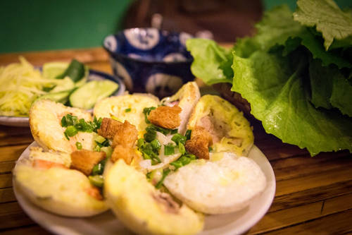 Bánh căn nhân thập cẩm ăn kèm rau sống - món ăn Phan Rang