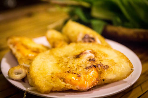 Bánh xèo có màu vàng hấp dẫn cùng nhân tôm mực - món ăn Phan Rang
