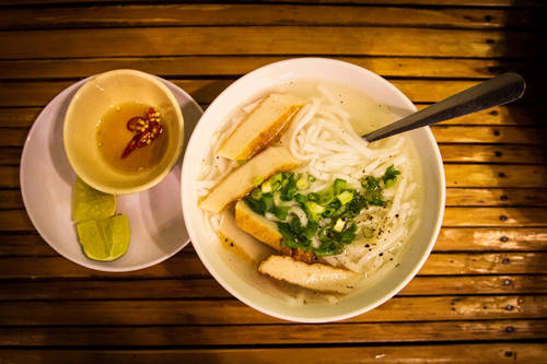 Thêm chút chanh tươi và nước mắm ớt cho tô bánh canh tròn vị - món ăn Phan Rang