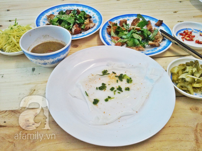 Bánh ướt Ban Mê với thịt nướng và đồ chua