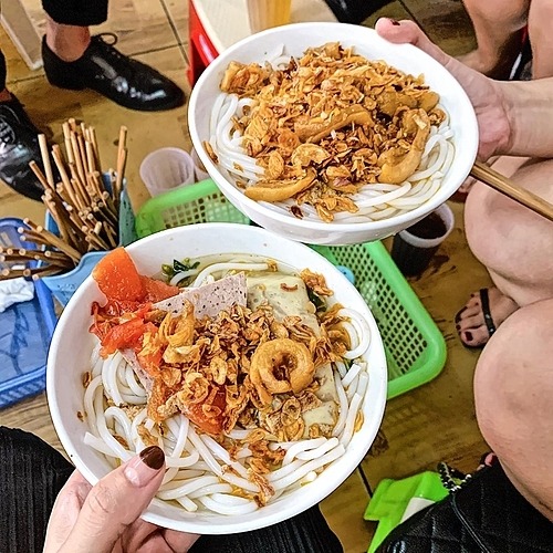 Canh bún riêu cua cho bữa trưa Hà Nội. Ảnh: Trần Ánh Hồng.