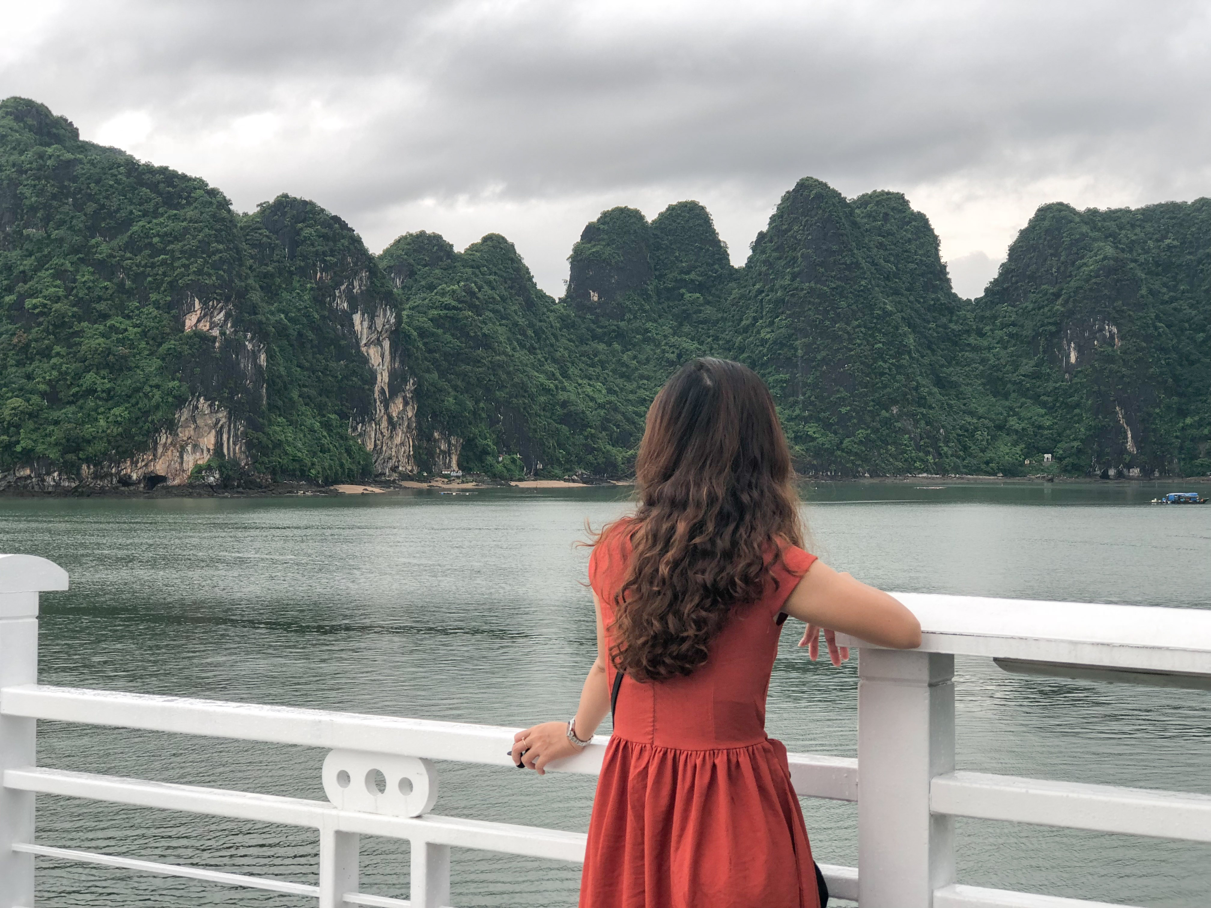 Ngắm bình minh trên du thuyền vịnh Hạ Long