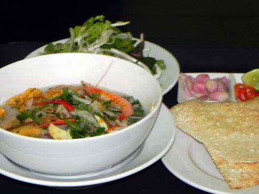 Bún sứa là món không thể bỏ qua khi tới Nha Trang. Ảnh: Linh San.