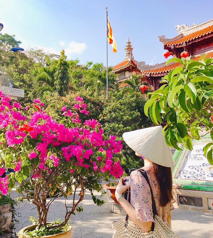 Bậc thang đá dẫn lên tượng Phật tại chùa ở Khánh Hòa