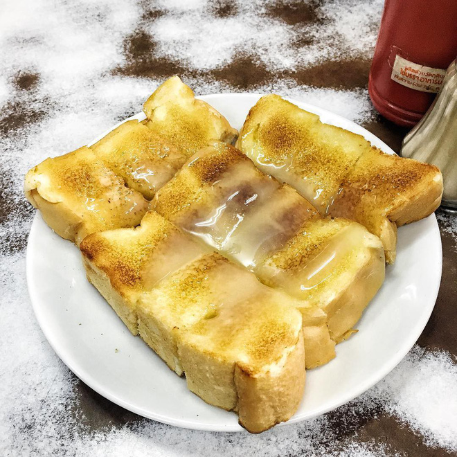 Món bánh custard tại quán ăn Bangkok On Lok Yun