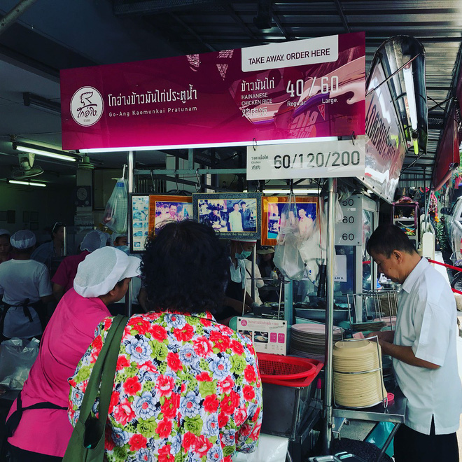 Hàng khách chờ tại quán ăn Bangkok Go Ang Pratunam