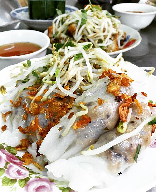 Không gian sạch sẽ tại bánh cuốn Tây Hồ Sài Gòn