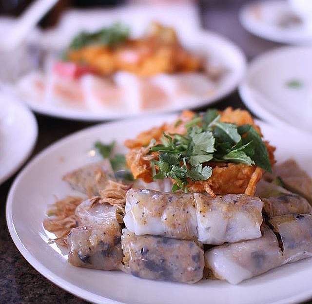 Thực khách thưởng thức bánh cuốn Tây Hồ Sài Gòn