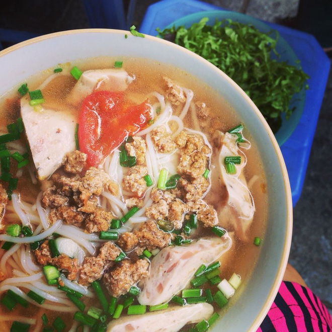 Rau sống thái nhỏ ăn kèm bún riêu Bát Đàn