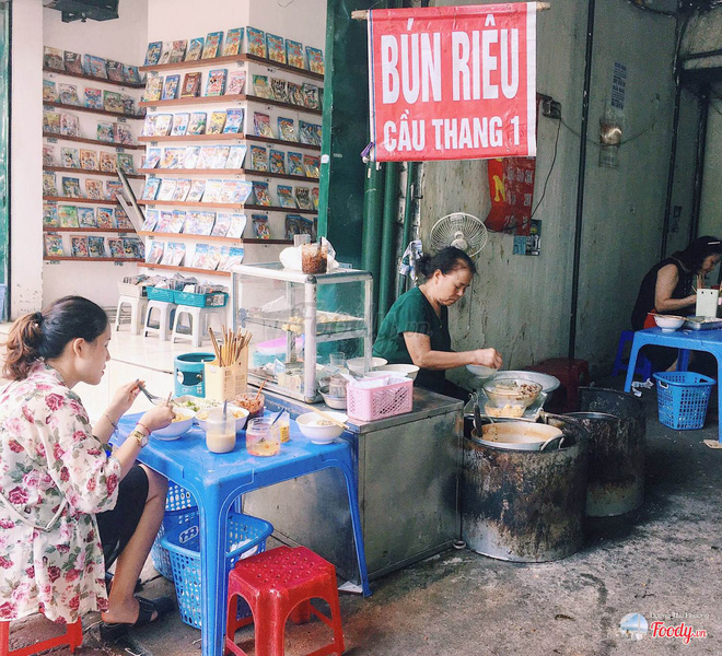 Nồi nước riêu sôi lục bục tại quán bún riêu Hà Nội