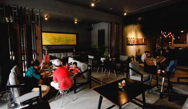 3-quan-ca-phe-thong-tha-ngam-pho-di-bo-nguyen-hue-ivivu-1 3-quan-ca-phe-thong-tha-ngam-pho-di-bo-nguyen-hue-ivivu-1