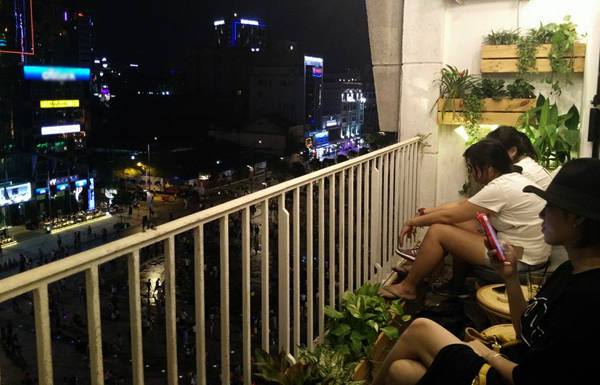 3-quan-ca-phe-thong-tha-ngam-pho-di-bo-nguyen-hue-ivivu-3 3-quan-ca-phe-thong-tha-ngam-pho-di-bo-nguyen-hue-ivivu-3
