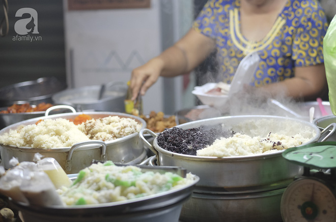 Hai người bán chè bánh khuya Sài Gòn không ngơi tay