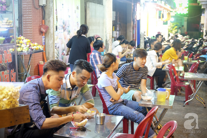 3-quan-che-banh-ban-den-rat-khuya-cho-nhung-nguoi-hao-ngot-lai-me-an-dem-o-sai-gon-ivivu-9 3-quan-che-banh-ban-den-rat-khuya-cho-nhung-nguoi-hao-ngot-lai-me-an-dem-o-sai-gon-ivivu-9