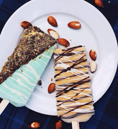 Kem que hoa quả được rắc hạt và nhúng chocolate tại Lick N Bite