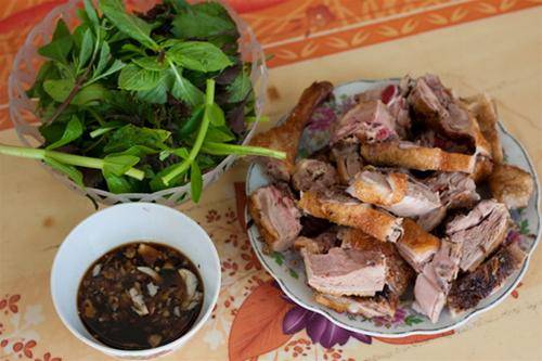 Những miếng vịt nướng với màu cánh gián hấp dẫn thực khách. Ảnh: DSPL