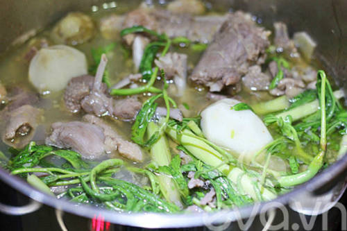 Vịt om sấu ăn không ngán nhờ vị chua thanh là một trong những món ăn được ưa thích ở quán. Ảnh: brandtfagor