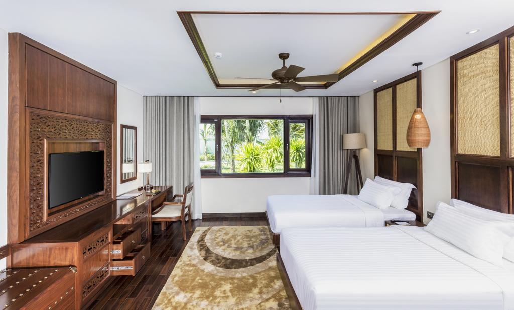 Phòng ngủ rộng rãi tràn ngập ánh sáng tại resort Cam Ranh