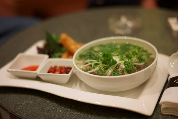 Phở Việt Nam - Đặc sản thế giới nổi tiếng: Bánh phở được chan nước dùng ninh từ xương, thêm rau thơm và thịt bò thái mỏng. Đây là món ăn nổi tiếng của Việt Nam và được đem tới nhiều quốc gia khác. Ảnh: Culinaryvietnam.
