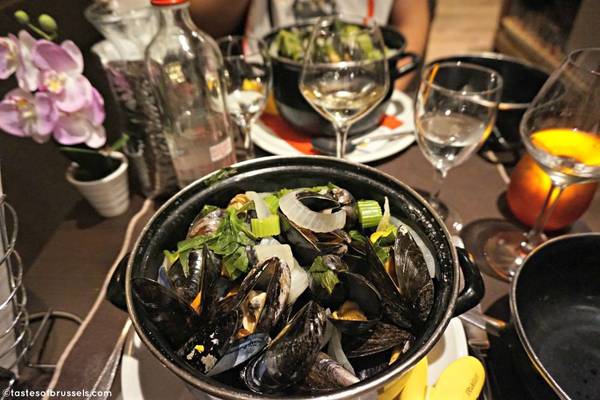 Moules-Frite - Đặc sản thế giới: Món ăn gồm trai và khoai tây rán này có mặt ở nhiều quốc gia như Pháp và Mỹ, nhưng ngon nhất phải là ở Bỉ. Trai được chế biến theo nhiều cách (nấu với rượu, bơ, rau thơm hoặc với nước dùng từ cà chua), ăn cùng khoai tây rán giòn tẩm muối. Bạn nên thưởng thức món này với một cốc bia tươi. Ảnh: Tastesofbrussels.
