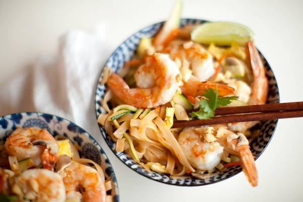 Pad Thai - Đặc sản thế giới: Món ăn nổi tiếng của Thái Lan này gồm mì gạo chiên giòn cùng trứng, đậu phụ, me, nước mắm, tôm, ớt, đường và chanh. Ảnh: Thedish.plated.