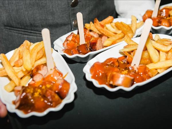 Currywurst - Đặc sản thế giới: Xúc xích lợn đặc biệt của Đức được hấp chín, sau đó rán hoặc nướng, rưới nước sốt cà ri (làm từ tương cà trộn bột cà ri) và ăn cùng khoai tây chiên. Ảnh: Businessinsider.