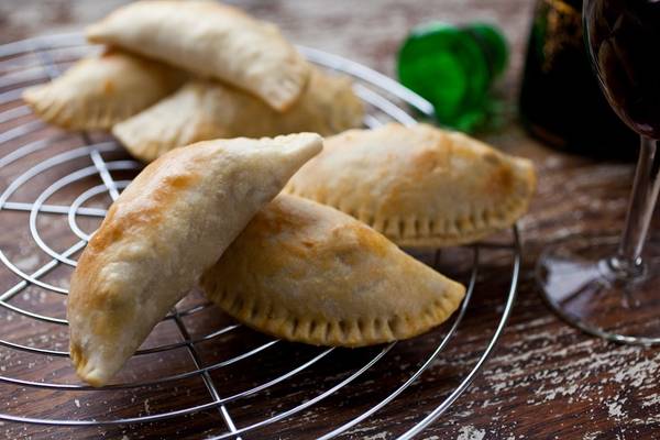 Empanada - Đặc sản thế giới: Món bánh này có xuất xứ từ Bồ Đào Nha, sau đó lan ra khắp Mỹ La Tinh. Người Chile thường làm bánh nhân hải sản, phô mai hoặc thịt bò. Ảnh: Nytimes.