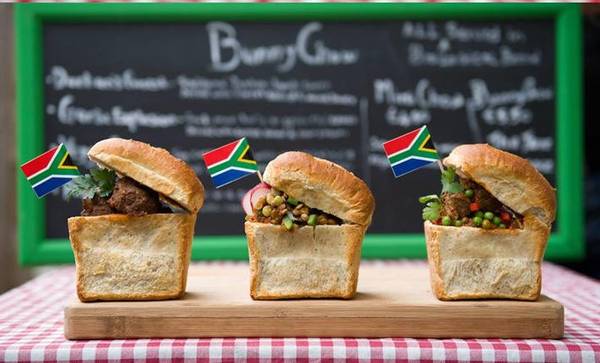 Bunny chow - Đặc sản thế giới: Món ăn này gồm nửa ổ bánh mì bỏ ruột, cho thêm cà ri gà hoặc cừu, và nhiều nguyên liệu khác. Bunny chow có xuất xứ từ Ấn Độ, nhưng đã trở thành món ăn đường phố nổi tiếng của vùng Durban ở Nam Phi. Ảnh: Marloes van Doorn.