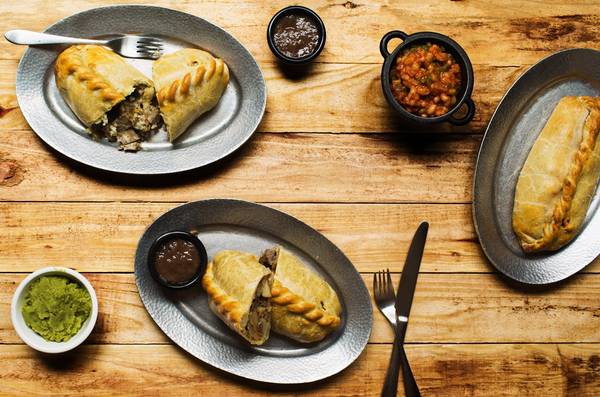 Bánh nhân thịt Cornwall - Đặc sản thế giới: Trước kia, đây là món ăn của thợ mỏ vùng Cornwall. Theo truyền thống, bánh được làm từ 4 nguyên liệu: khoai tây, củ cải, hành và thịt bò, được bọc trong lớp vỏ bột mì. Bánh được nướng cho tới khi vỏ ngoài có màu vàng, nhân thịt bò chín mềm tỏa mùi thơm đặc biệt. Ảnh: Anthony Mair.