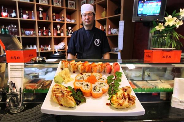 Sushi - Đặc sản thế giới: Món ăn này không chỉ là đặc sản của Nhật Bản mà đã được đem tới hầu hết mọi quốc gia trên thế giới. Sự kết hợp tinh tế giữa cơm, rong biển, các loại rau củ, hải sản hay thịt, với phong cách chế biến đầy tính nghệ thuật đã khiến món ăn này được nhiều người yêu thích. Ảnh: Thenewstribune.