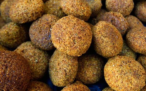 Falafel - Đặc sản thế giới: Được coi là quốc thực của Israel, có nguồn gốc từ Ai Cập cổ, món ăn này gồm đậu hồi hay đậu fava bọc bột và rán giòn. Falafel thường được ăn cùng salad, nước sốt hoặc sốt Tahini. Ảnh: Roughguides.