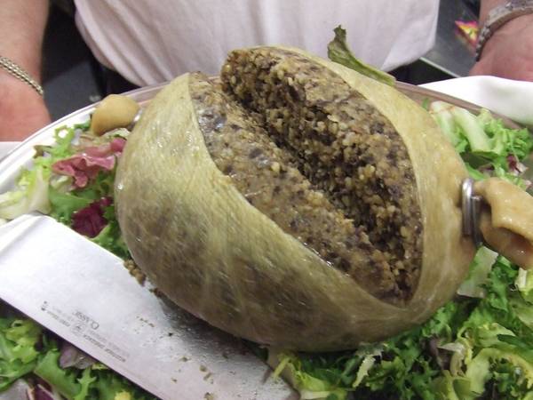 Haggis - Đặc sản thế giới: Món ăn truyền thống của người Scotland này có vẻ ngoài không bắt mắt nhưng có vị khá ngon. Nội tạng cừu được trộn với hành, mỡ cừu, yến mạch, nước ninh xương và gia vị, nhồi vào dạ dày cừu sau đó hấp chín. Ảnh: Businessinsider.