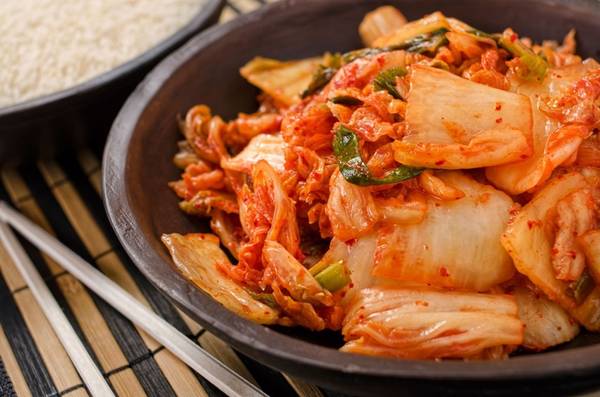 Kim chi - Đặc sản thế giới: Món ăn truyền thống của Hàn Quốc có lịch sử lâu đời, mỗi mùa lại có một loại kim chi khác nhau. Rau củ được ngâm ớt, nước muối, gừng, tỏi và để lên men. Ước tính Hàn Quốc có tới 187 loại kim chi. Ảnh: Oogeewoogee.