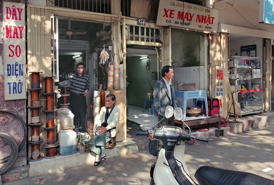 Cửa hàng điện tử 154 Hàng Bông, 2000: Hà Nội năm 2000
